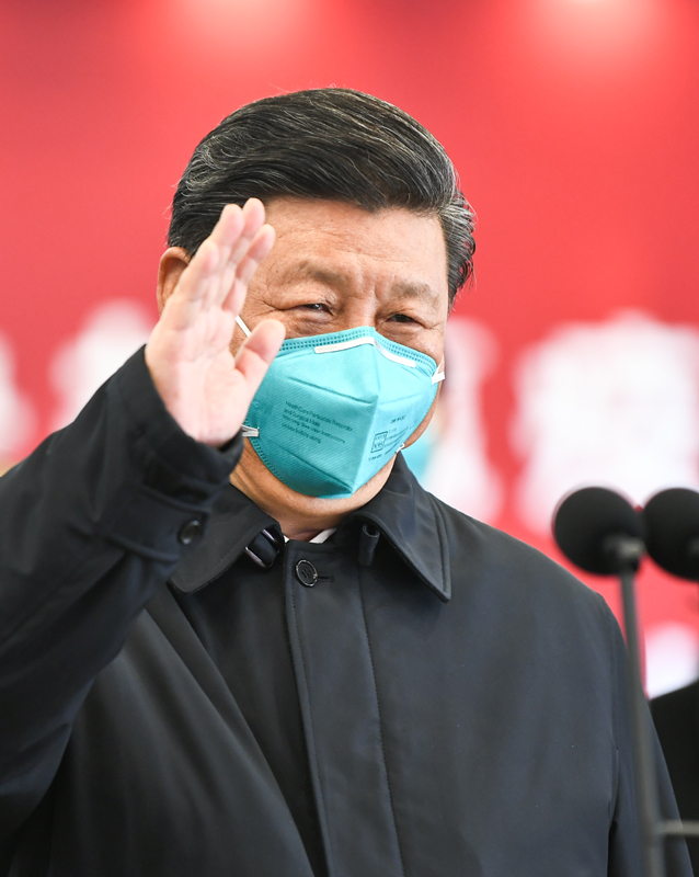 3月10日,中共中央总书记、国家主席、中央军委主席习近平专门赴湖北省武汉市考察新冠肺炎疫情防控工作。这是习近平在火神山医院指挥中心视频连线感染科病房,与病房内患者和医务人员亲切交流。新华社记者 谢环驰 摄