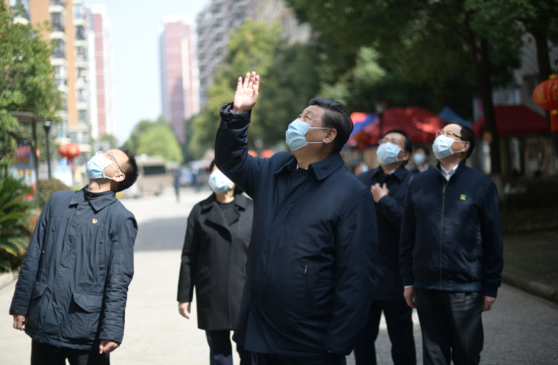 3月10日,中共中央总书记、国家主席、中央军委主席习近平专门赴湖北省武汉市考察新冠肺炎疫情防控工作。这是习近平在东湖新城社区考察时,向在家隔离居住的居民挥手致意、表示慰问。新华社记者 谢环驰 摄