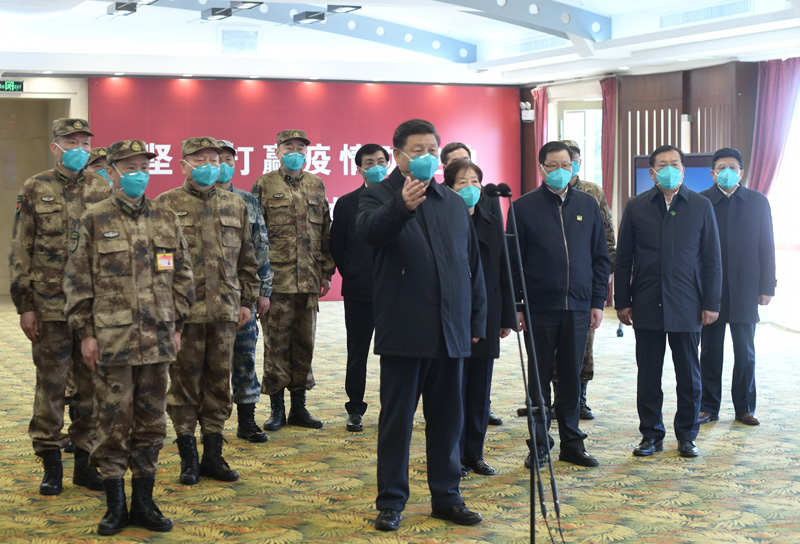 3月10日,中共中央总书记、国家主席、中央军委主席习近平专门赴湖北省武汉市考察新冠肺炎疫情防控工作。这是习近平在火神山医院指挥中心视频连线感染科病房,与病房内患者和医务人员亲切交流。新华社记者 谢环驰 摄