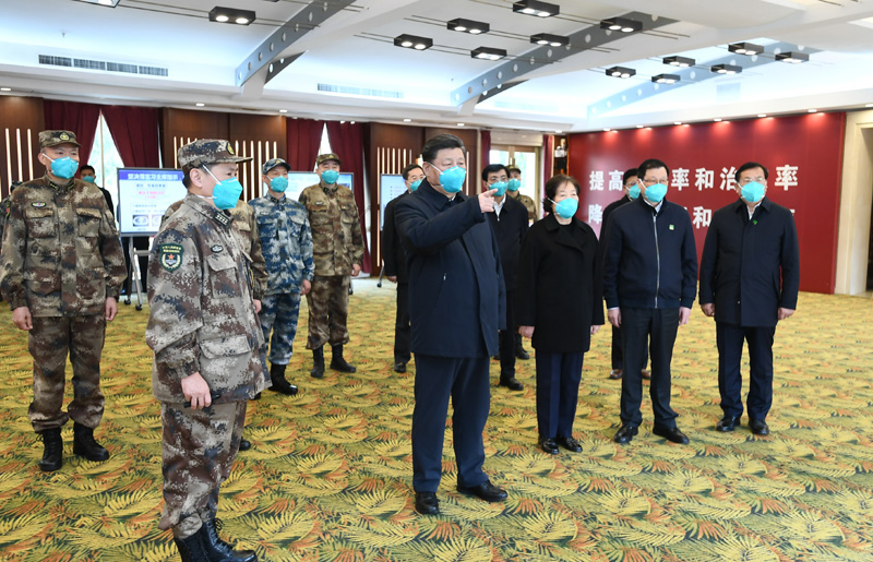 3月10日,中共中央总书记、国家主席、中央军委主席习近平专门赴湖北省武汉市考察新冠肺炎疫情防控工作。这是习近平在火神山医院指挥中心,听取医院建设运行、患者收治、医务人员防护保障、科研攻关等情况介绍。新华社记者 谢环驰 摄