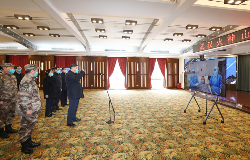 3月10日,中共中央总书记、国家主席、中央军委主席习近平专门赴湖北省武汉市考察新冠肺炎疫情防控工作。这是习近平在火神山医院指挥中心视频连线感染科病房,与病房内患者和医务人员亲切交流。新华社记者 鞠鹏 摄