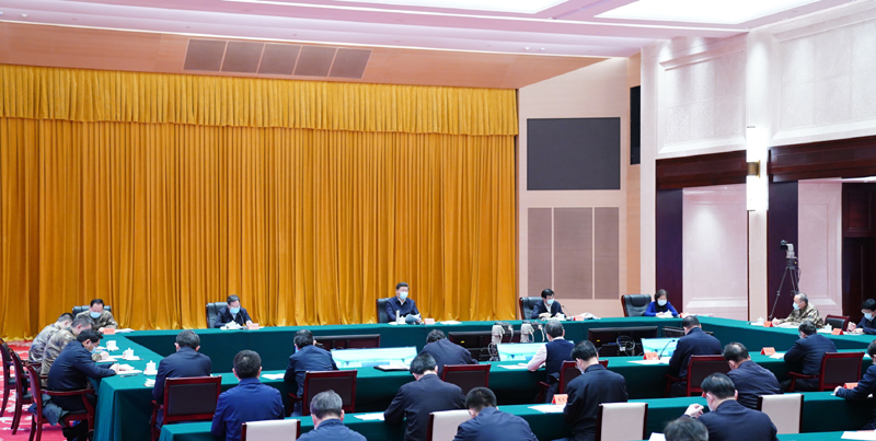 3月10日,中共中央总书记、国家主席、中央军委主席习近平专门赴湖北省武汉市考察新冠肺炎疫情防控工作。这是实地考察结束后,习近平主持召开会议,听取中央指导组、湖北省委和省政府关于疫情防控工作汇报,并发表重要讲话。新华社记者 谢环驰 摄