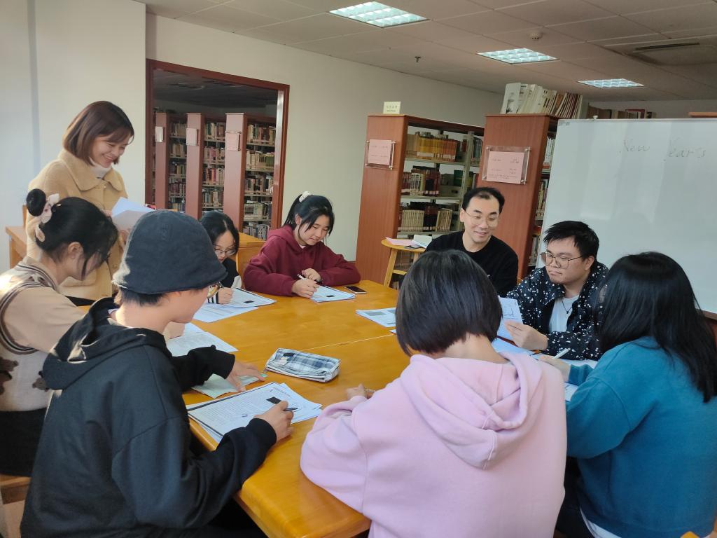 一群人看着桌子上中度可信度描述已自动生成