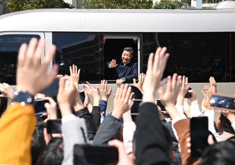 3月22日至25日,中共中央总书记、国家主席、中央军委主席习近平在福建考察。这是25日上午,习近平在福州闽江学院考察时,向师生们挥手致意。新华社记者 燕雁 摄