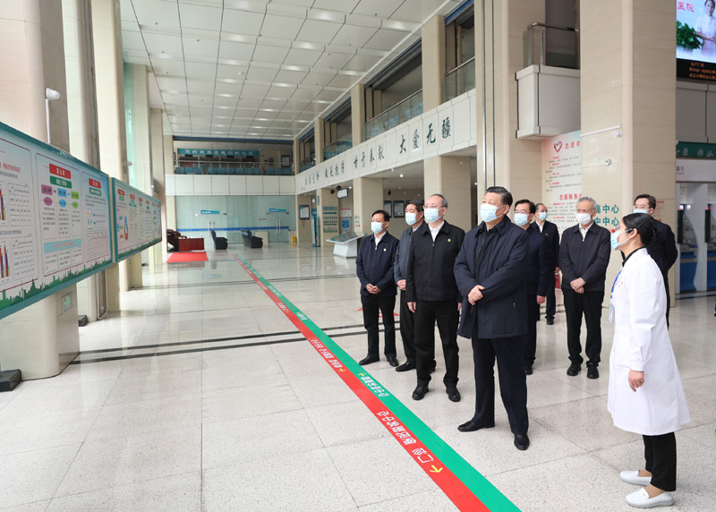 3月22日至25日,中共中央总书记、国家主席、中央军委主席习近平在福建考察。这是23日上午,习近平在三明沙县总医院住院楼一层大厅,听取医改情况介绍。新华社记者 王晔 摄